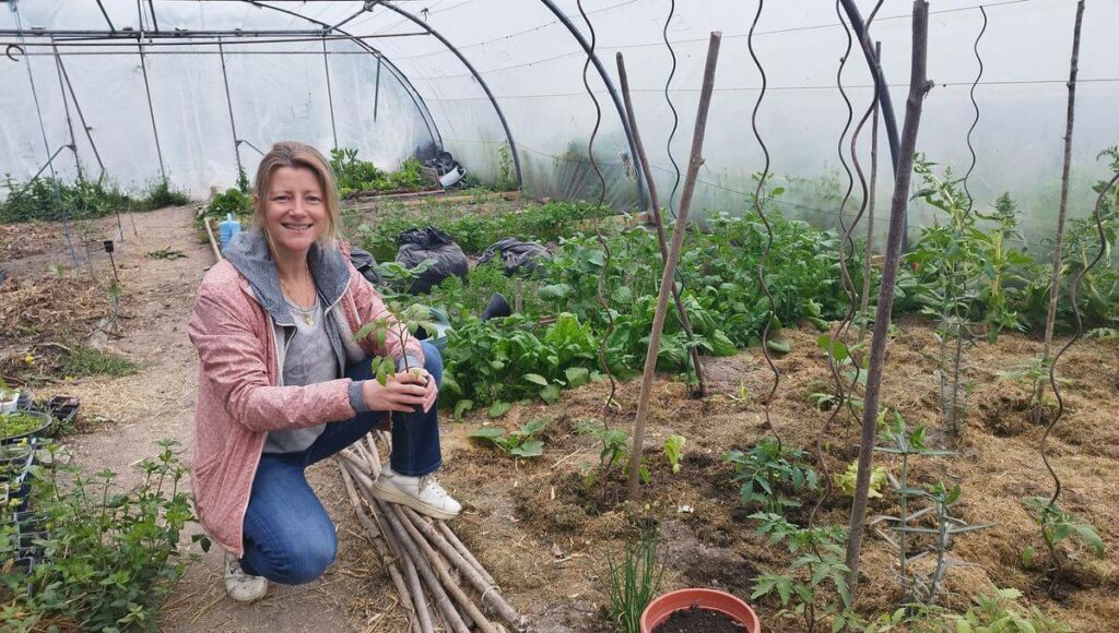 Julie Murez à côté de plants de tomate à l'Ecole des jardiniers