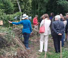 Visite - Inauguration de Sacré Compost & Cie Présentation d'une zone de compostage à un groupe