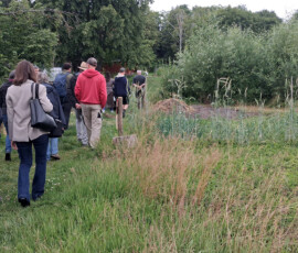 Inauguration du parcours Groupe qui avance de dos dans un jardin