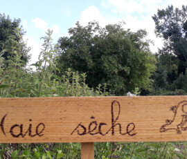 1 des panneaux pyrogravés du parcours Panneau directionnel - L'école des jardiniers