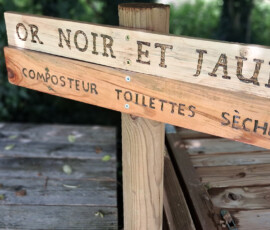 Panneaux : Compostage des toilettes sèches Panneaux en bois indiquant le composteur des toilettes sèches
