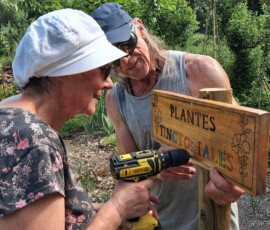 Installation des panneaux 2 personnes installant un panneau en bois