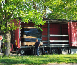 Livraison des toilettes sèches PMR Camion contenant des toilettes sèches