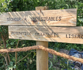 Panneau : Séchoir à indésirables Panneau en bois indiquant une zone de séchage des herbacées indésirables