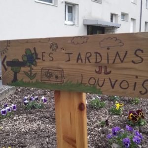 Pancarte en bois annonçant Les Jardins de Louvois